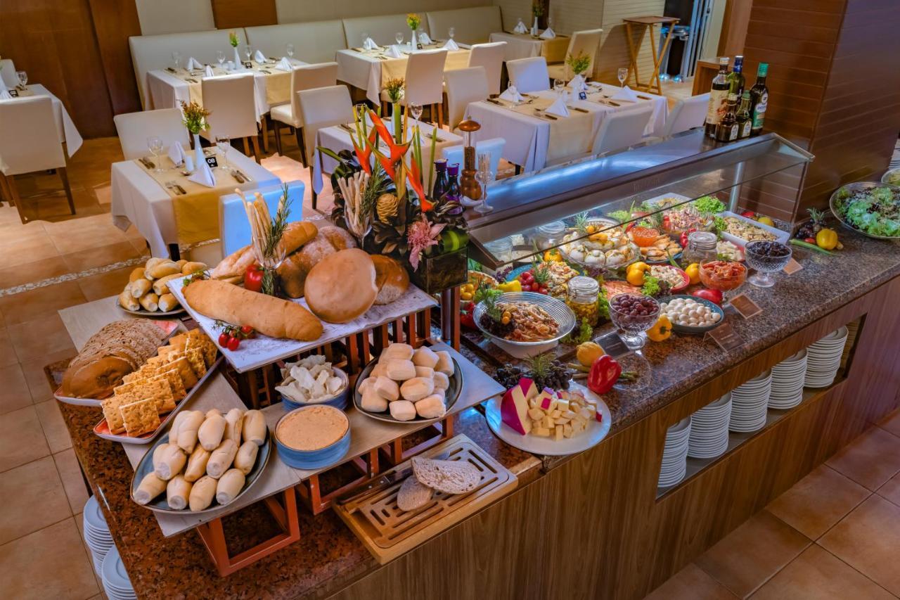 Serhs Natal Grand Hotel & Resort Экстерьер фото A buffet at a hotel